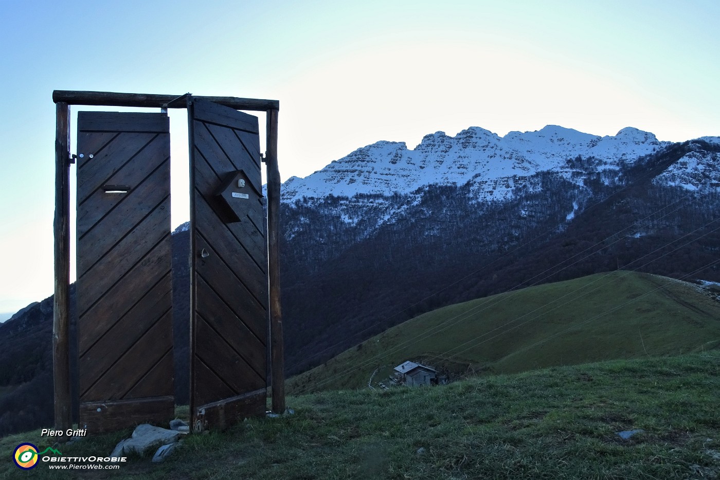 93 Alla 'Porta del Pallio' con vista in Resegone.JPG